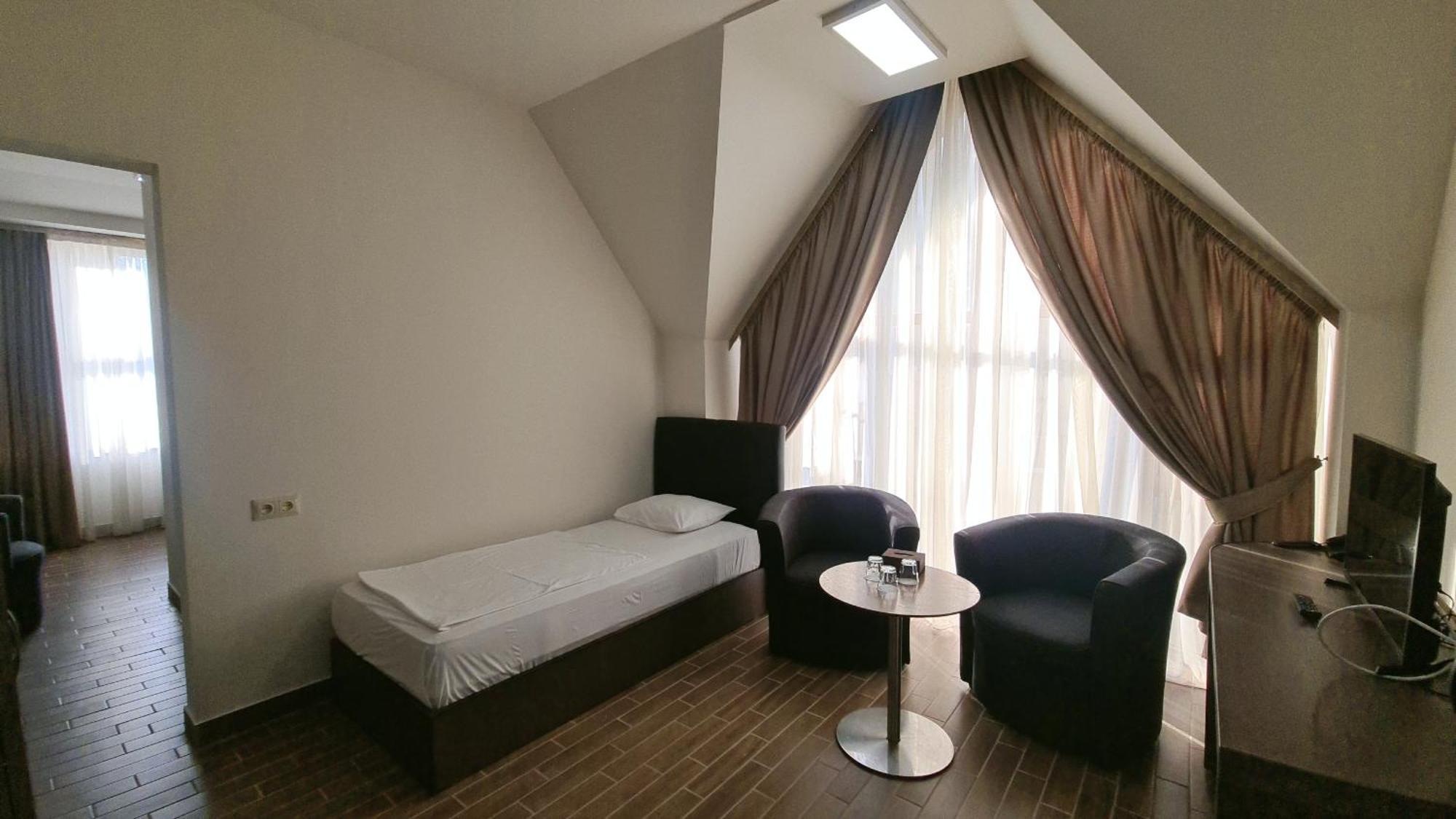 Yerevan Deluxe Hotel מראה חיצוני תמונה
